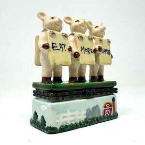 Kitschy Small Hinged Trinket Box 3 Pigs Each Holding Sign "Eat" "More" "Lambb"